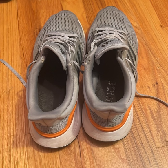 Elevate your performance & style with these exceptional running shoes. - Picture 3 of 5